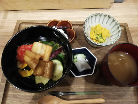 穴子と夏野菜の冷やし出汁茶漬け