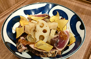かつおのたたき・蓮根と玉ねぎのお浸し、醤油麹ドレッシング