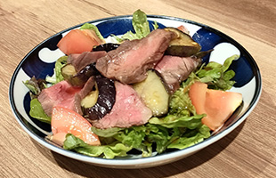 炙り牛肉と揚げなすのサラダ